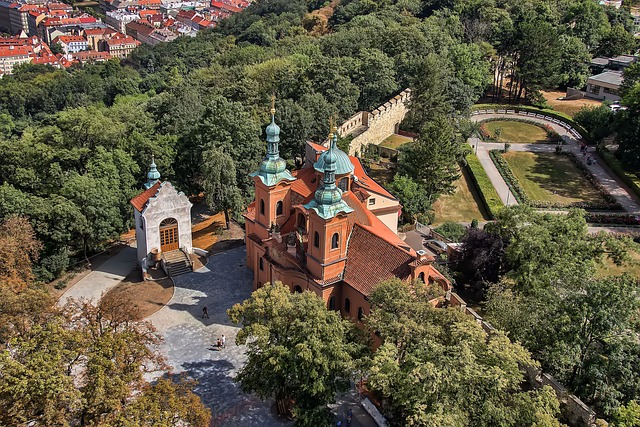 Betonový plot nahrazuje kamenné a cihlové zdivo